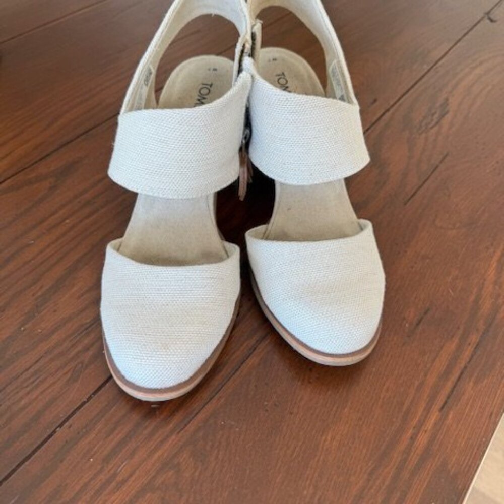 TOMS Cream Canvas sandals with block heel  Size US7 (W)